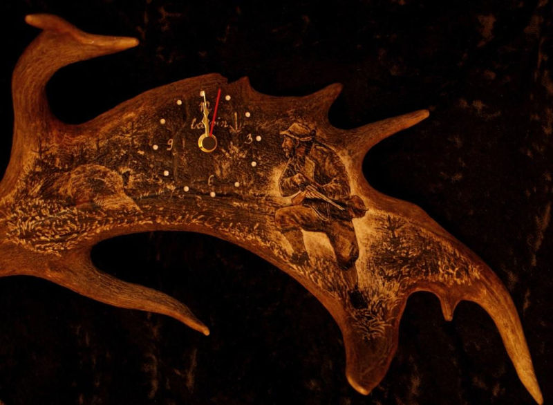 rytiny-490 Parohové hodiny s motivem lovce a divočáka