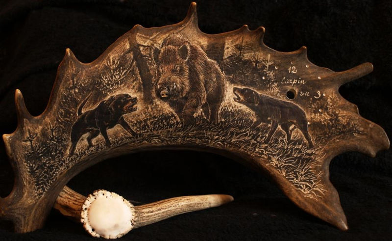 rytiny-536 hodiny s motivem divočáka a dvou kopovů