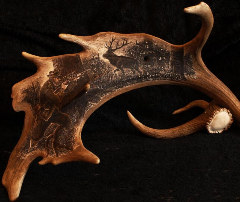 rytiny-537 Hodiny s motivem lovce a jelena