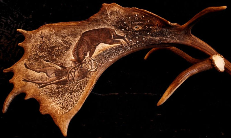 rytiny-496 Hodiny s motivem souboj jelenů